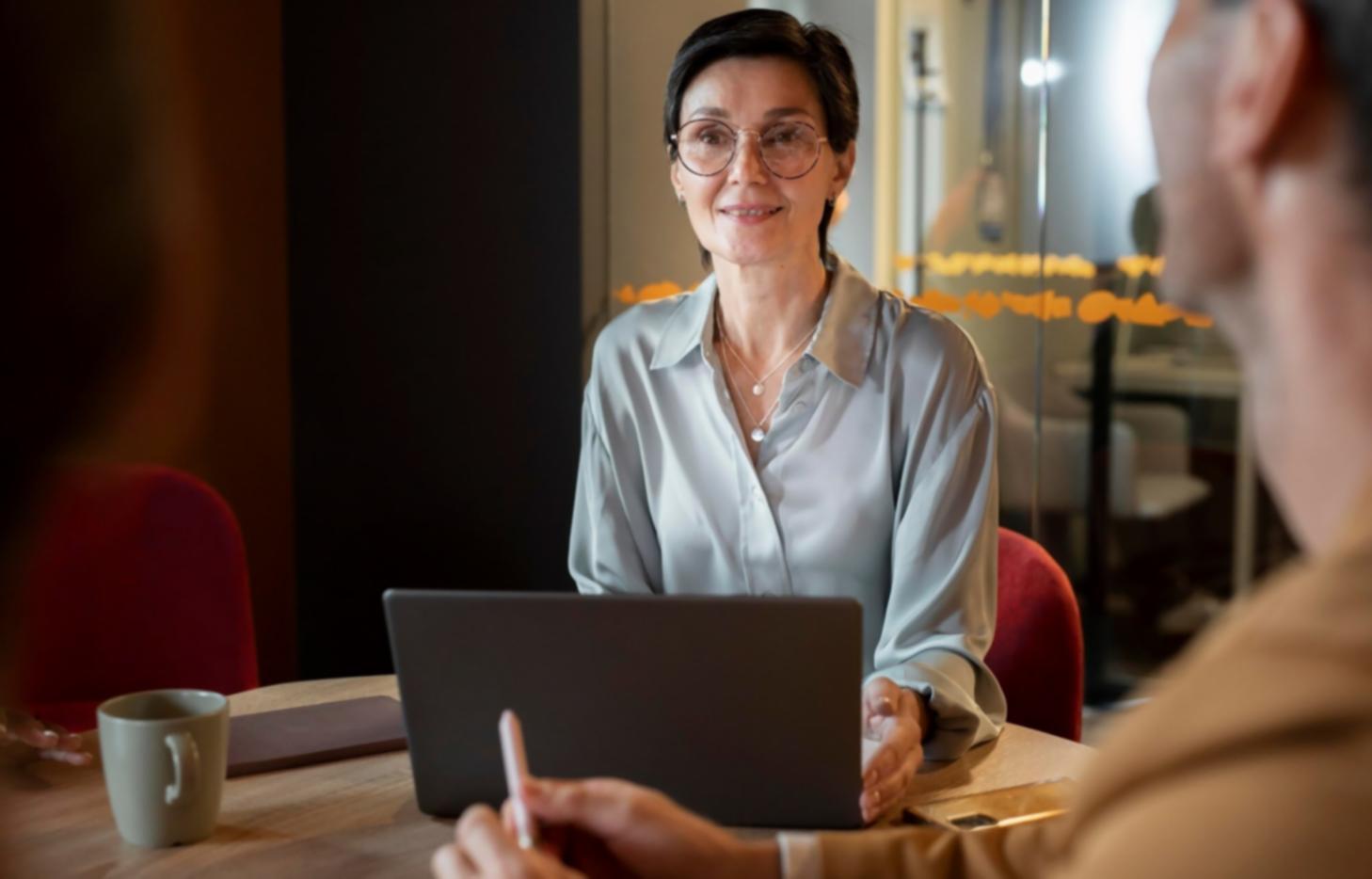 Workshop sobre técnicas criativas de análise financeira