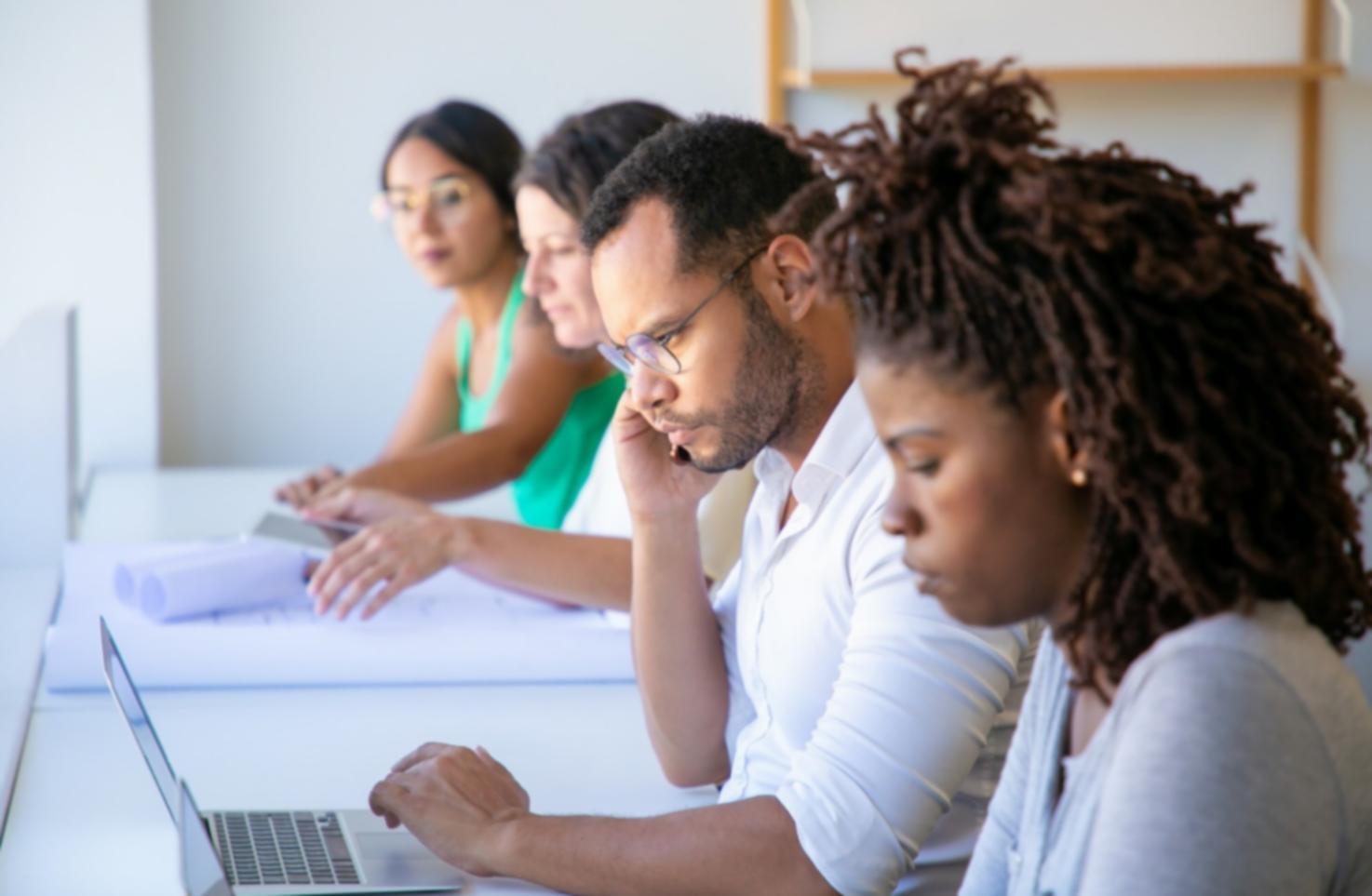 Ambiente de trabalho da thalorexiva focado em criatividade financeira empresarial
